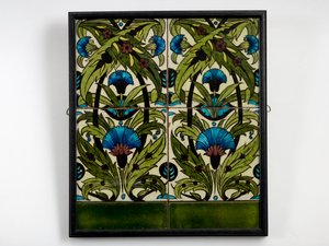 Panneau de six carreaux, quatre peints avec des œillets 
